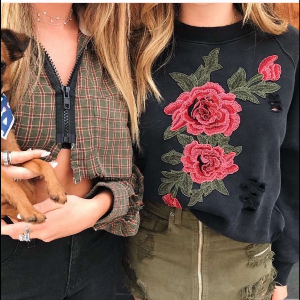 NEW 🎈LF Flower Appliqué distressed sweatshirt - Picture 2 of 6